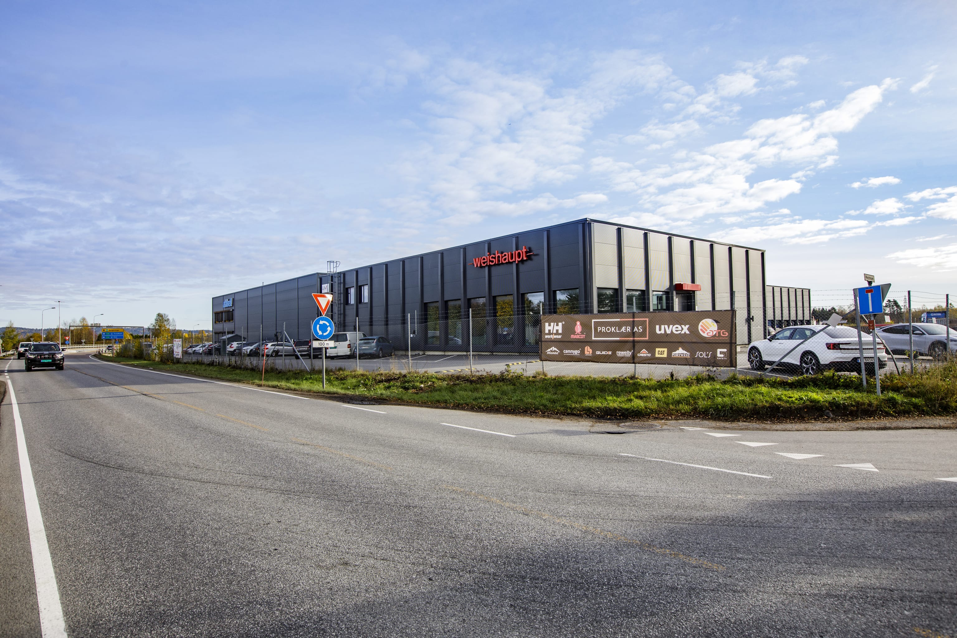 Fasade næringsbygg framsiden fra gate